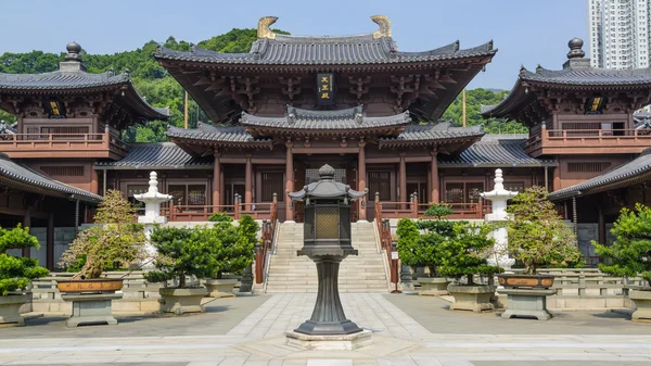 Chi Lin Nunnery - Jardín chino con linterna metálica en Hong Kong —  Fotos de Stock
