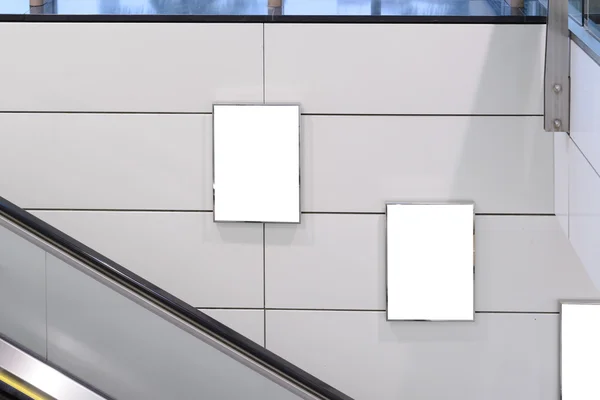 两大垂直 / 纵向方向空白广告牌与自动扶梯背景 — 图库照片