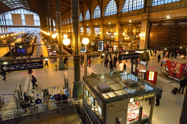 Paris - 18 Mayıs : Jacques Hittorff tarafından tasarlanan ve 1864'te 18Mayıs 2013'te Tamamlanan Paris Kuzey İstasyonu, Gare du Nord'un iç görünümü, Paris, Fransa. İstasyon yılda yaklaşık 190 milyon hizmet vermektedir.
