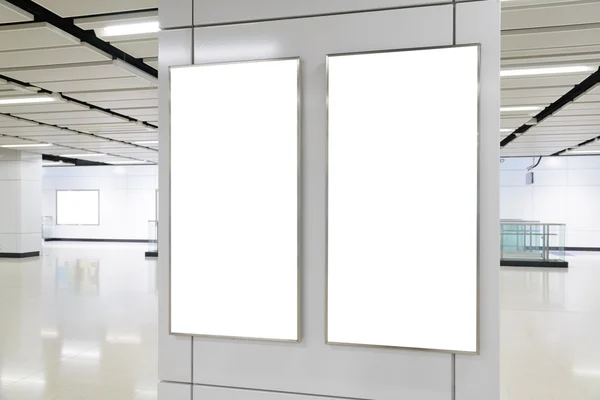 Dois grandes outdoors de orientação vertical / retrato em branco na estação de transporte público — Fotografia de Stock