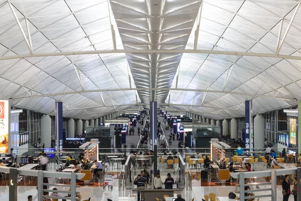 ГОНКОНГ, Китай - 11 февраля: Пассажиры в главном вестибюле аэропорта 11 февраля 2013 года в Гонконге, Китай. Аэропорт Гонконга обслуживает более 70 миллионов пассажиров в год . — стоковое фото