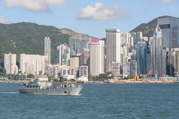 HONG KONG - 4 DE JULIO: Vista de rascacielos modernos en el centro de Hong Kong, China, el 4 de julio de 2013. Hong Kong es un centro financiero internacional que tiene 112 edificios que tienen una altura de 180 metros . — Foto de Stock