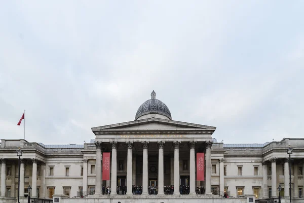 LONDRES - 3 DE ABRIL: La entrada al Museo Británico fue fotografiada el 3 de abril de 2013, en Londres, Reino Unido. El Museo Británico fue fundado en 1753, y cuenta con una colección de más de trece millones de objetos . —  Fotos de Stock
