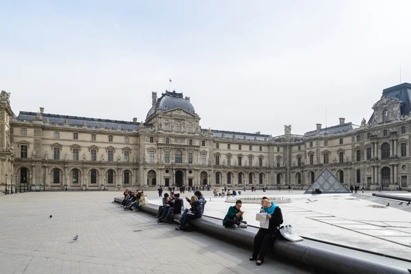 PARIS - 10 DE ABRIL: As pessoas vão ao famoso museu do Louvre em 10 de abril de 2013, em Paris, França. Louvre é o museu mais visitado do mundo, mais 10 milhões em 2012 . — Fotografia de Stock
