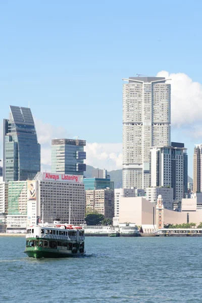 Hong kong - 4. Juli: Blick auf moderne Wolkenkratzer in der Innenstadt von hong kong, China am 4. Juli 2013. hong kong ist ein internationales Finanzzentrum mit 112 Gebäuden, die höher als 180 Meter sind. — Stockfoto