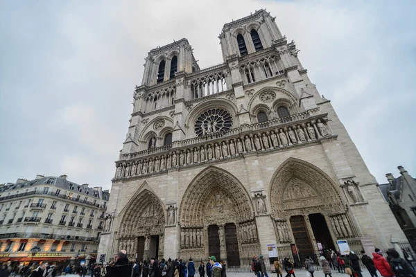 Paříž, Francie-14. březen: neznámí lidé před katedrálou v Notre Dame ve Francii, 14. března 2013, jedna z nejslavnějších památek francouzského hlavního města. — Stock fotografie
