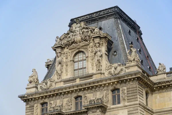 Paris-aug 20: närbild på Louvren på sommaren den 20 augusti 2013. Louvre Museum är ett av världens största museer med mer än 8 000 000 besökare varje år. — Stockfoto