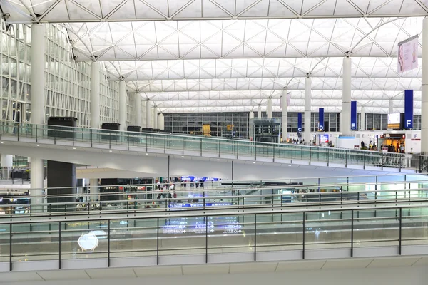 ГОНКОНГ, Китай - 11 февраля: Пассажиры в главном вестибюле аэропорта 11 февраля 2013 года в Гонконге, Китай. Аэропорт Гонконга обслуживает более 70 миллионов пассажиров в год . — стоковое фото