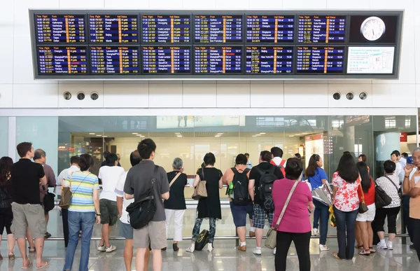 HONG KONG, CHINA - FEVEREIRO 11: Passageiros no lobby principal do aeroporto em 11 de fevereiro de 2013 em Hong Kong, China. O aeroporto de Hong Kong lida com mais de 70 milhões de passageiros por ano . — Fotografia de Stock