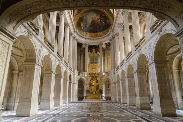 ВЕРСАЙЛЕС, ФРАНЦИЯ - 19 июня 2013 года: Интерьер замка Версаль (Версальский дворец) под Парижем, 19 июня 2013 года, Франция. Версальский дворец находится в списке Всемирного наследия ЮНЕСКО с 1979 года
.