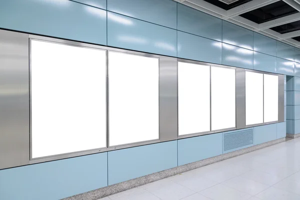 Seis grandes verticais / orientação retrato outdoor em branco no transporte público — Fotografia de Stock