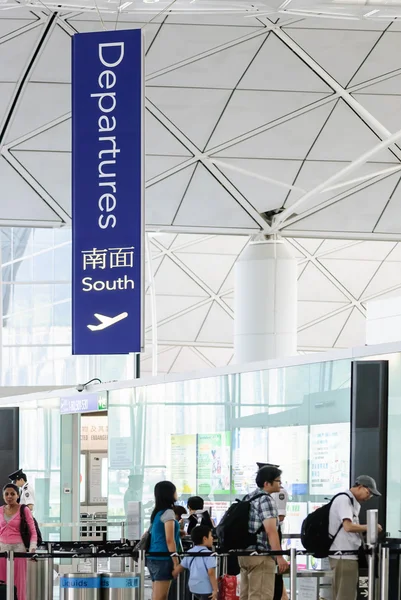 HONG KONG, CHINA - FEVEREIRO 11: Passageiros no lobby principal do aeroporto em 11 de fevereiro de 2013 em Hong Kong, China. O aeroporto de Hong Kong lida com mais de 70 milhões de passageiros por ano . — Fotografia de Stock