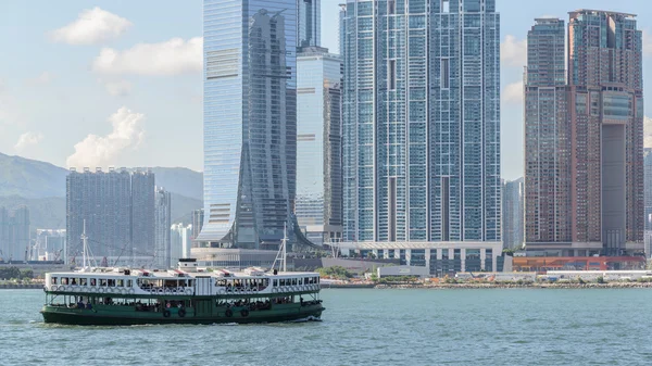HONG KONG - 4 JUILLET : Vue des gratte-ciel modernes du centre-ville de Hong Kong, en Chine, le 4 juillet 2013. Hong Kong est une place financière internationale qui compte 112 bâtiments de plus de 180 mètres de haut . — Photo