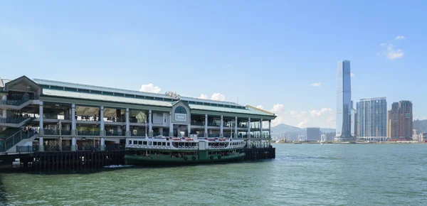 Hong Kong - 20 September: Färja "Dag Star" anländer Kowloon pier den 20 September, 2013 i Hong Kong, Kina. Hong Kong färja i drift i mer än 120 år och är en största turistattraktioner. — Stockfoto