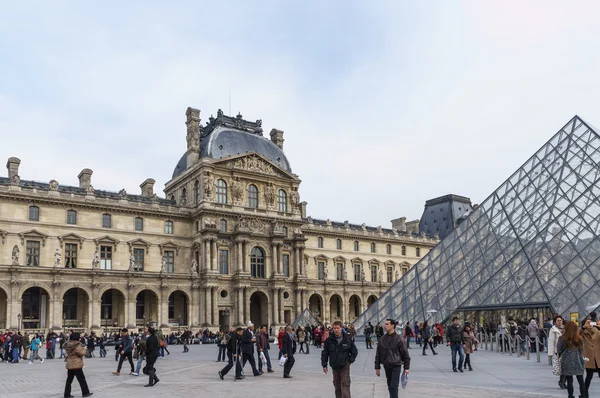 PARÍS - 10 DE ABRIL: La gente va al famoso museo del Louvre el 10 de abril de 2013 en París, Francia. Louvre es el museo más visitado del mundo, más de 10 millones en 2012 . —  Fotos de Stock