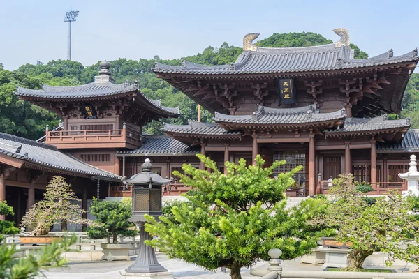 Chi-lin-Nonnenkloster - chinesischer Garten mit Metalllaterne in Hongkong — Stockfoto