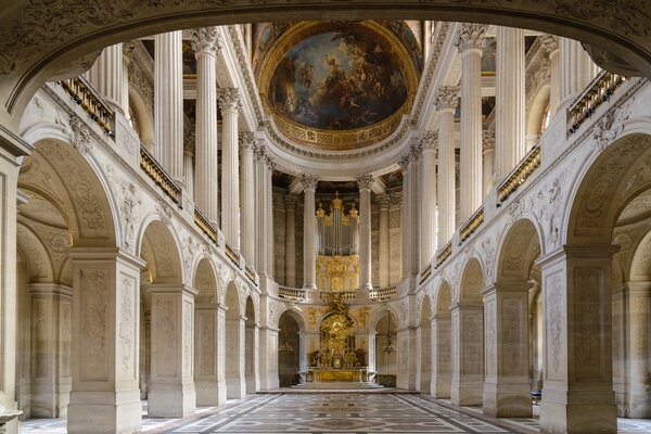 ВЕРСАЙЛЕС, ФРАНЦИЯ - 19 июня 2013 года: Интерьер замка Версаль (Версальский дворец) под Парижем, 19 июня 2013 года, Франция. Версальский дворец находится в списке Всемирного наследия ЮНЕСКО с 1979 года
.