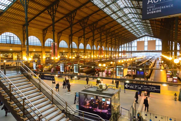 Paris - 18 Mayıs : Jacques Hittorff tarafından tasarlanan ve 1864'te 18Mayıs 2013'te Tamamlanan Paris Kuzey İstasyonu, Gare du Nord'un iç görünümü, Paris, Fransa. İstasyon yılda yaklaşık 190 milyon hizmet vermektedir.