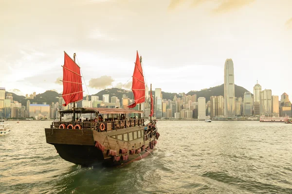 Tradiční Dřevěné Plachetnice Turistické Nevyžádané Brázdící Victoria Harbour Během Západu — Stock fotografie