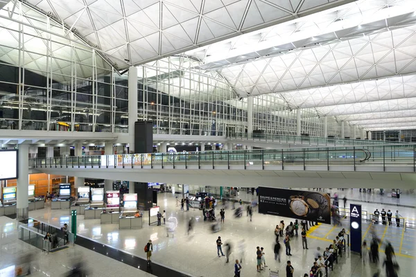 HONG KONG, CHINA - FEBRUARY 11: Passengers in the airport main lobby on February 11, 2013 in Hong Kong, China. The Hong Kong airport handles more than 70 million passengers per year. — 图库照片