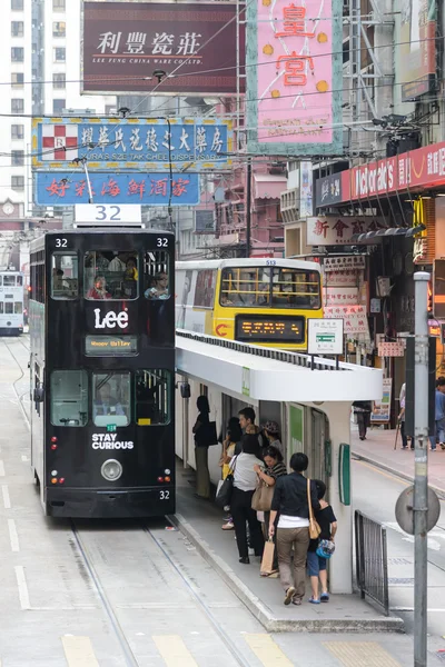 香港 - 10 月 18 日: 2013 年 10 月 18 日に香港で市電を使用して不明の人。香港トラムは唯一世界の二重デッカーと主要観光スポットのいずれかを実行で. — ストック写真