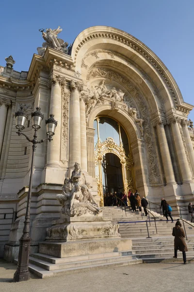Paris-mars 12: Petit Palais på mars 12, 2013 i Paris. Petit Palais är ett museum i Paris, Frankrike som inrymmer staden Paris Museum of Fine Arts. — Stockfoto