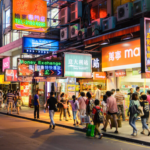 ГОНКОНГ, КИТАЙ - 23 апреля 2013 года в Гонконге, Китай, в ночь на 23 апреля 2013 года из окна открывается вид на переполненную улицу. Имея 7М населения и площадь земли в 1104 кв. км, это один из самых плотных районов в мире.
.