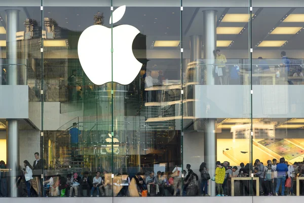 Hong Kong - 11 Haziran: içinde apple store logosu 11 Haziran 2013 tarihinde Hong Kong'da müşteriler. İlk Apple Store Hong Kong, ABD dışındaki 100 yurtdışı mağaza olmak 24 Eylül 2011 tarihinde açıldı