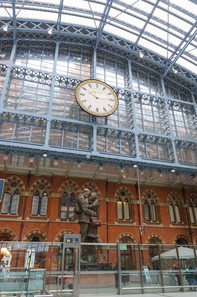 LONDRES - AGOSTO 24. 'The Meeting Place' é uma escultura de 9 metros (29 '6 ") de Paul Day na restaurada St Pancras International, o terminal para trens Eurostar, em 24 de agosto. 2013 em Londres, Reino Unido . — Fotografia de Stock