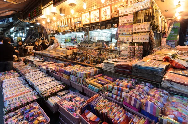 SEOUL - 23 APRILE: Street view of Nam Dae Mun Market, folla presente, il 23 aprile 2013, Seoul, Corea del Sud. Questo è il più antico, risale al 1414, e il più grande mercato tradizionale della Corea del Sud . — Foto Stock