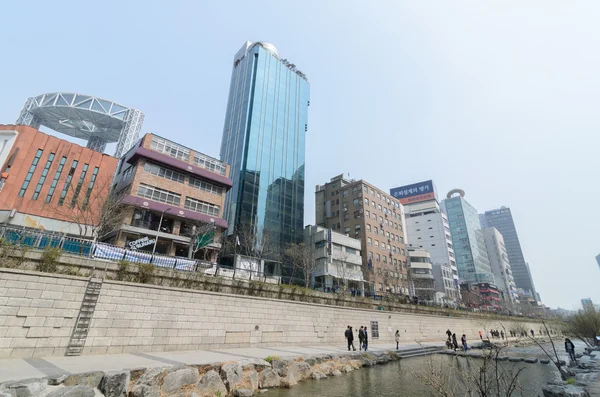 SEOUL, CORÉE - 10 JUIN : Fontaine de visite touristique non identifiée au ruisseau Cheonggyecheon le 10 juin 2013, Séoul, Corée — Photo