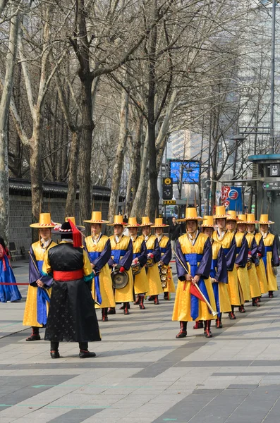 SEÚL, COREA - 01 DE MARZO: Soldados armados en traje de época custodian la puerta de entrada en el Palacio Deoksugung, un punto de referencia turístico, en Seúl, Corea del Sur el 01 de marzo de 2013 — Foto de Stock