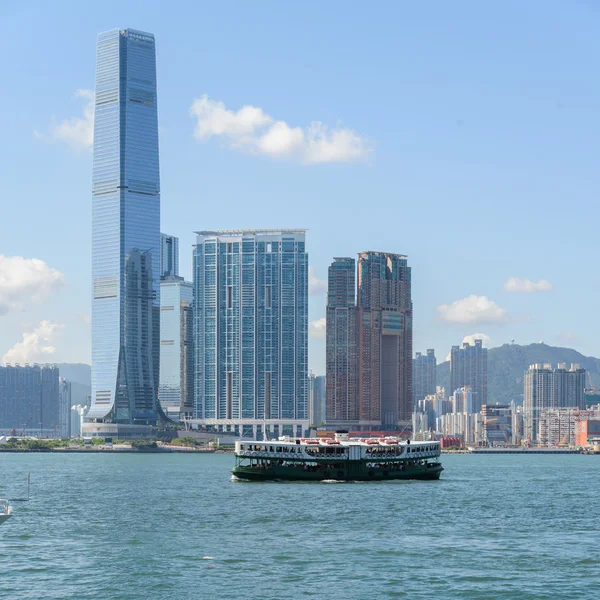 Hong kong - 4. Juli: Blick auf moderne Wolkenkratzer in der Innenstadt von hong kong, China am 4. Juli 2013. hong kong ist ein internationales Finanzzentrum mit 112 Gebäuden, die höher als 180 Meter sind — Stockfoto