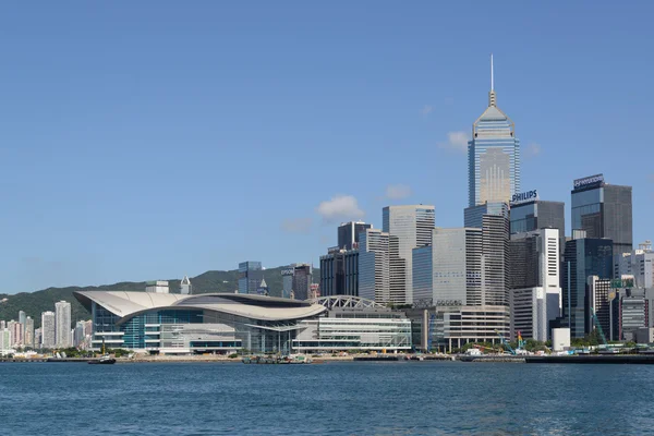 HONG KONG - 4 DE JULIO: Vista de rascacielos modernos en el centro de Hong Kong, China, el 4 de julio de 2013. Hong Kong es un centro financiero internacional que tiene 112 edificios que tienen una altura de 180 metros — Foto de Stock