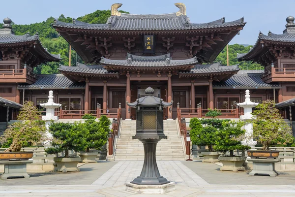 Chi-lin-Nonnenkloster - chinesischer Garten mit Metalllaterne in Hongkong — Stockfoto