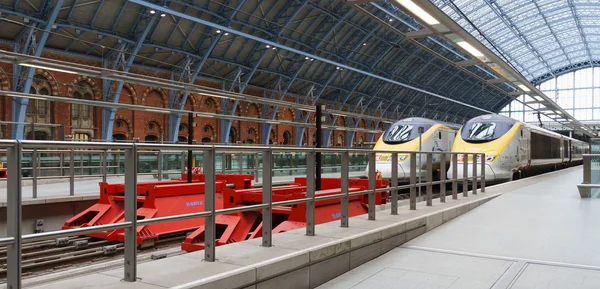 LONDRES - MARÇO 5: Eurostar train at St Pancras station on March 5, 2012 in London. Tráfego entre Londres e Paris foi interrompido por problemas de fiação na França . — Fotografia de Stock