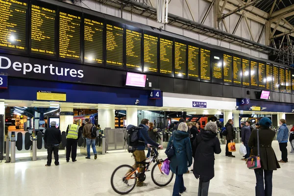 LONDRES - MAIO 28: Os dias úteis na estação Waterloo, também conhecida como Waterloo de Londres, terminal ferroviário central de Londres e complexo de metrô de Londres, 28 de maio de 2013 . — Fotografia de Stock