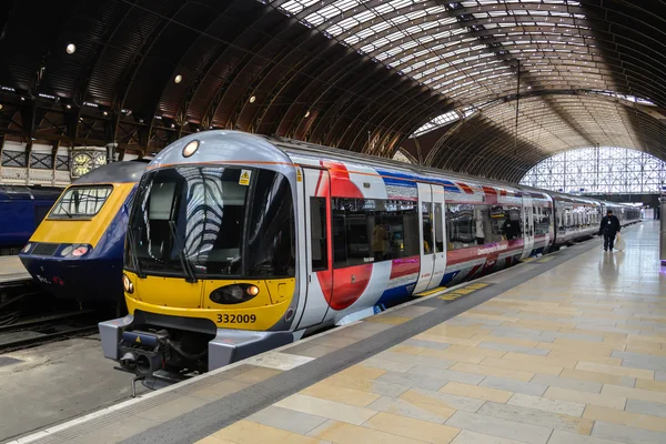 LONDRES - OCT 8: Um comboio chega à estação de Paddington em 8 de outubro de 2012, em Londres, Reino Unido. A estação de Paddington é uma das mais movimentadas da Europa, com mais de 100 trens por hora durante os horários de pico . — Fotografia de Stock