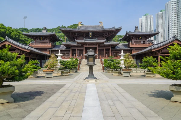 Chi Lin Nunnery - Jardin chinois avec lanterne en métal à Hong Kong — Photo