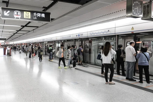 HONG KONG - JANEIRO 25: Pessoas não identificadas esperando por um trem de metrô em 25 de janeiro de 2013 em Hong Kong. MTR tinha 46,4% do mercado de transportes públicos, tornando-se o transporte mais popular em Hong Kong — Fotografia de Stock