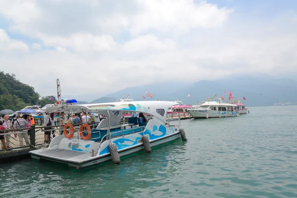 SUN MOON LAKE - 15 de julho: muitos barcos estacionando no cais em 15 de julho de 2014 no Sun Moon Lake, Taiwan. Sun Moon Lake é o maior corpo de água em Taiwan, bem como uma atração turística . — Fotografia de Stock