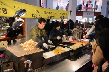 Seoul - 14 Şubat: Seul, Güney Kore myeong-dong neon ışıkları 14 Şubat 2013. konumu şehirde alışveriş için galası bir ilçedir.