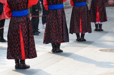 Seoul, Kore - 01 Mart: Silahlı askerler dönem kostüm Muhafız Deoksugung Sarayı, bir turist dönüm noktası, içinde Seoul, Güney Kore 01 Mart 2013 tarihinde giriş kapısında