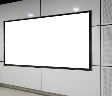 Beyaz duvarda büyük bir yatay / yatay yönelimboş billboard