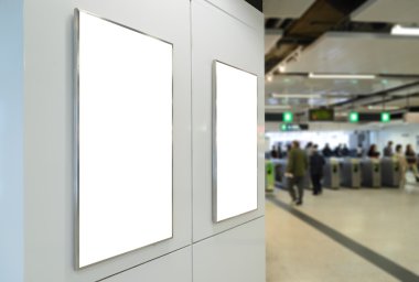 Yolcu arka planlı beyaz duvarda iki büyük dikey / portre yönelimli boş reklam panosu