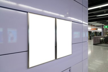 Açık mor duvarda iki büyük dikey / portre yönelimi boş billboard