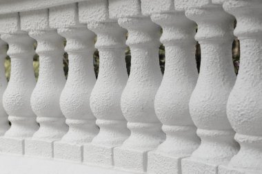 Beyaz antika taş korkuluk