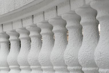 Beyaz antika taş korkuluk