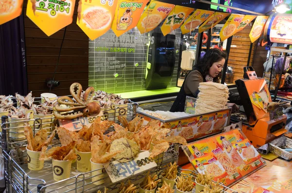 Seoul - 14 Şubat: Seul, Güney Kore myeong-dong neon ışıkları 14 Şubat 2013. konumu şehirde alışveriş için galası bir ilçedir. — Stok fotoğraf