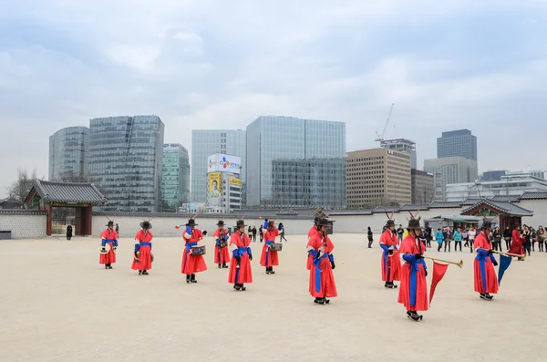 SEÚL - 14 DE FEBRERO: Guardias en la Puerta de Gwanghwamun, la entrada del Palacio Gyeongbokgung 14 de abril de 2012 en Seúl, ROK. Guardias han sido colocados en el palacio, una vez hogar del rey, desde el 14 C . — Foto de Stock